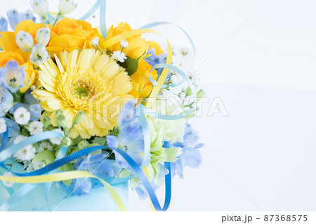 黄色いバラとガーベラのブーケ　爽やかな花束の写真素材 87368575