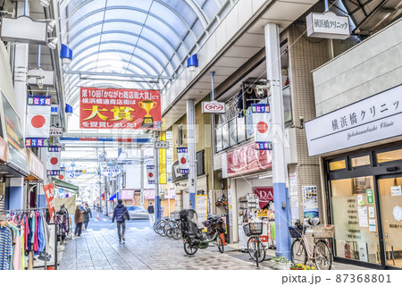 横浜の都市風景　横浜橋通商店街 87368801