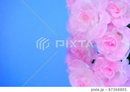 ミラーの上の薔薇の造花 ミラーの上の薔薇の造花 87368805