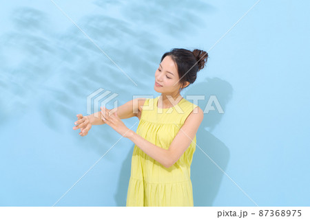 夏の紫外線ケア　水色背景 87368975