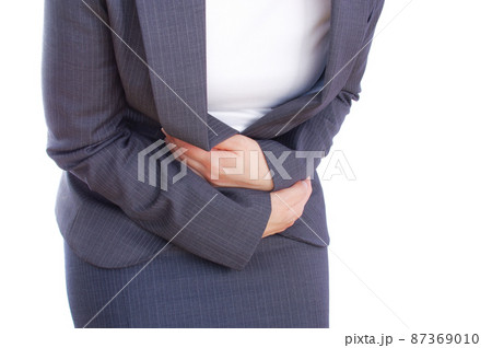 お腹をおさえる女性 87369010