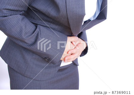 お腹をおさえる女性 お腹をおさえる女性 87369011