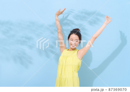 女性ポートレート　水色背景 87369070