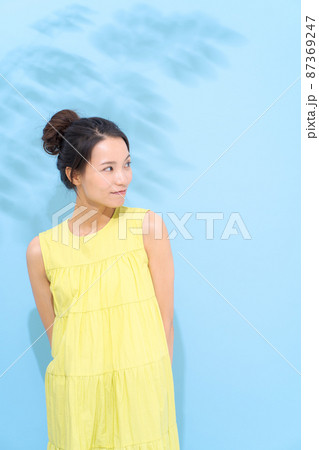 女性ポートレート　水色背景 87369247