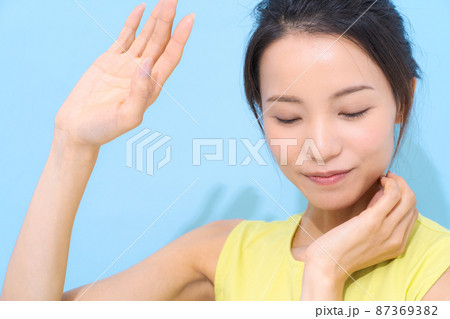 日差しをさえぎる女性 87369382