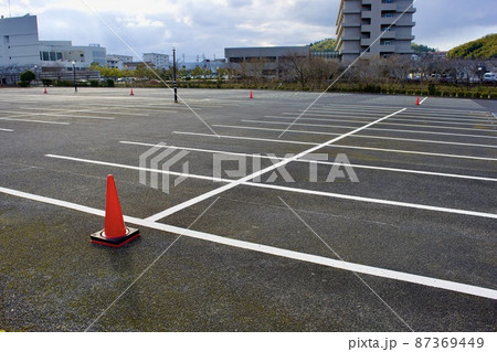 アスファルト舗装をした広めの駐車場 アスファルト舗装をした広めの駐車場 87369449