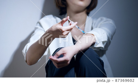 注射を打つ女性(薬物中毒・薬物依存症・ドラッグ) 注射を打つ女性(薬物中毒・薬物依存症・ドラッグ) 87369602