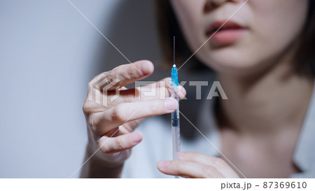 注射を打つ女性(薬物中毒・薬物依存症・ドラッグ) 注射を打つ女性(薬物中毒・薬物依存症・ドラッグ) 87369610