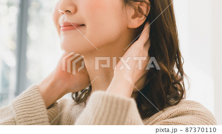 30代女性の首ケア 30代女性の首ケア 87370110