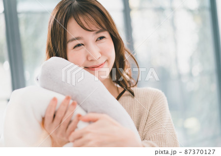 タオルを洗濯する女性 87370127