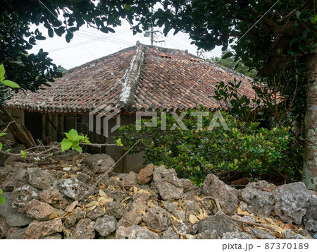 沖縄の古い伝統的な家 87370189