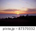 水平線に沈む夕日 87370332