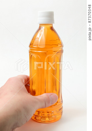 飲料水,飲み物,茶色,ペットボトル,飲物,ドリンク,水分、手,皮膚,人,指,ボディパーツ、パーツ 飲料水,飲み物,茶色,ペットボトル,飲物,ドリンク,水分、手,皮膚,人,指,ボディパーツ、パーツ 87370348