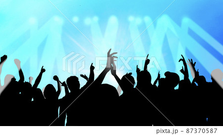 ライブで盛り上がる人々のシルエット_ワイド 87370587