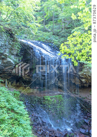 岩井の滝の新緑・清流・エコイメージ 87370629