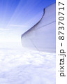 飛行機の窓から見えるすばらしい景色　紺色の空　光 87370717