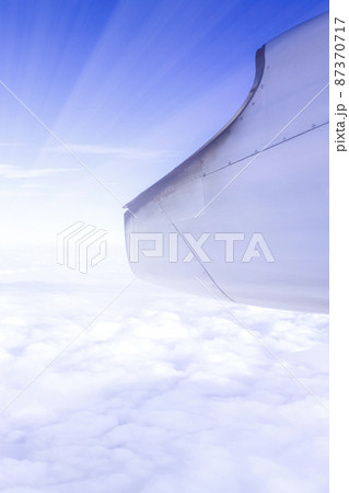 飛行機の窓から見えるすばらしい景色　紺色の空　光 87370717
