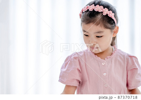 子供 女の子 好奇心 87370718