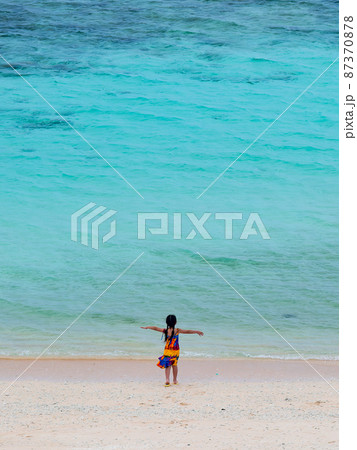 コバルトブルーの海に向かって立つ少女 87370878