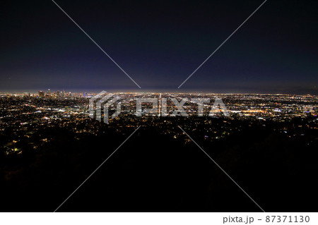 グリフィス天文台からの夜景眺望(カルフォルニア州ロサンゼルス) グリフィス天文台からの夜景眺望(カルフォルニア州ロサンゼルス) 87371130