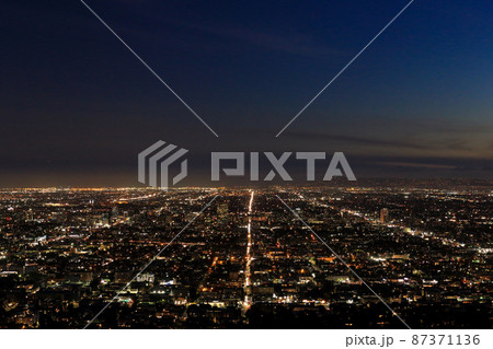 グリフィス天文台からの夜景眺望(カルフォルニア州ロサンゼルス) グリフィス天文台からの夜景眺望(カルフォルニア州ロサンゼルス) 87371136