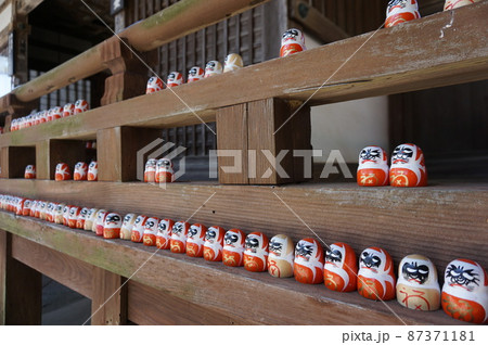 勝尾寺の鎮守堂に並ぶ勝ちダルマたち, 箕面市, 大阪府, 日本 勝尾寺の鎮守堂に並ぶ勝ちダルマたち, 箕面市, 大阪府, 日本 87371181