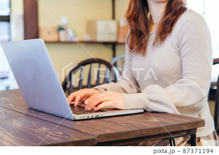 パソコン操作する女性　jobs 87371194
