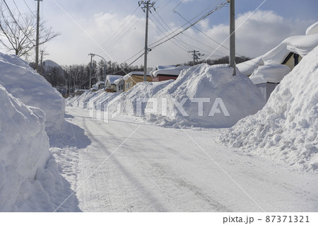 大雪が降った翌日の住宅街(札幌市) 大雪が降った翌日の住宅街(札幌市) 87371321