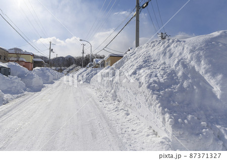 大雪が降った翌日の住宅街(札幌市) 大雪が降った翌日の住宅街(札幌市) 87371327