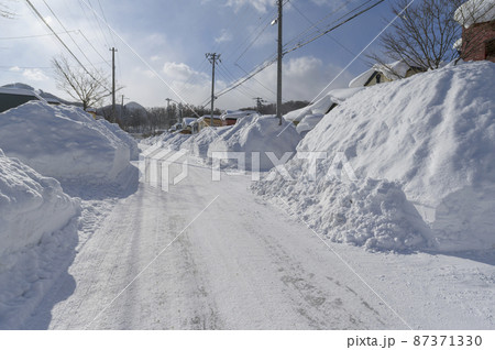 大雪が降った翌日の住宅街(札幌市) 大雪が降った翌日の住宅街(札幌市) 87371330