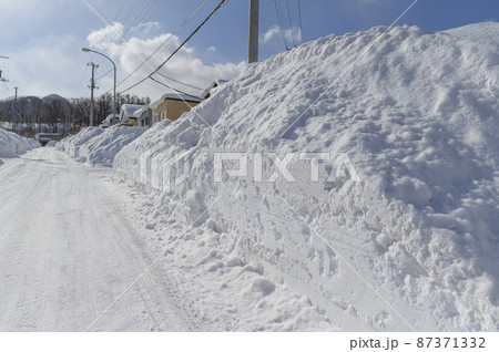 大雪が降った翌日の住宅街(札幌市) 大雪が降った翌日の住宅街(札幌市) 87371332
