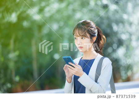ビジネスウーマン　屋外 87371539