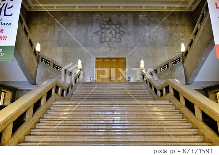 東京国立博物館 本館正面玄関の大階段 東京国立博物館 本館正面玄関の大階段 87371591