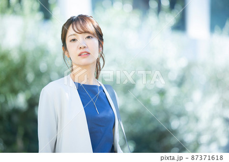 ビジネスウーマン 屋外 ビジネスウーマン 屋外 87371618