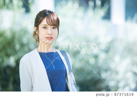 ビジネスウーマン　屋外 87371619