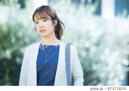 ビジネスウーマン　屋外 87371620