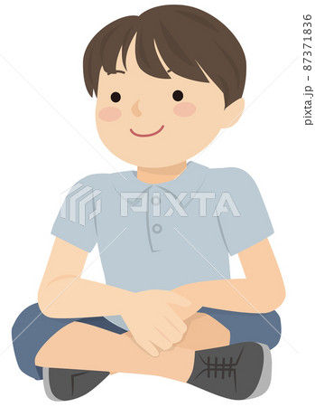 あぐらで地べたに座る男の子 あぐらで地べたに座る男の子 87371836