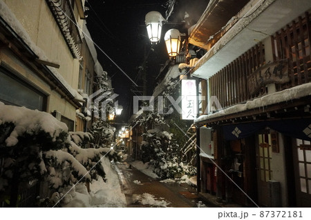 冬の夜の渋温泉 87372181