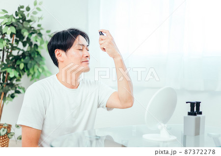 メンズコスメを使う男性 87372278