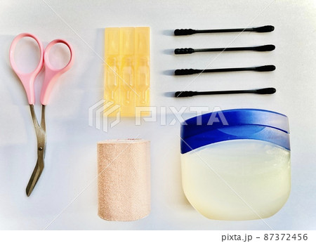 ワセリンと綿棒と目薬等のメディカルグッズ 87372456