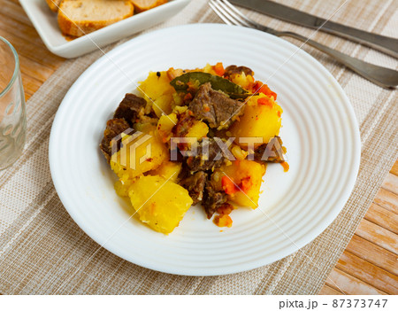 Portion of braised potatoes with beef Portion of braised potatoes with beef 87373747