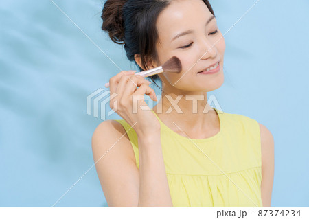 メイクをする女性　夏 87374234