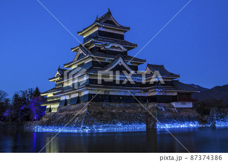 信州　長野県松本市イルミネーション　松本城～水晶きらめく水鏡～　 87374386