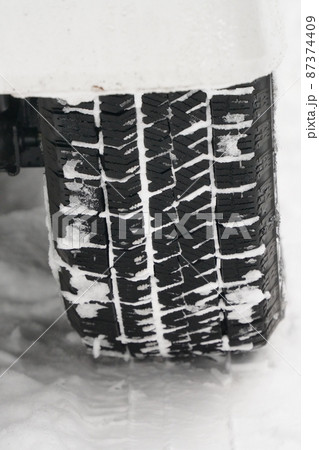 雪道はスタッドレスタイヤ 87374409