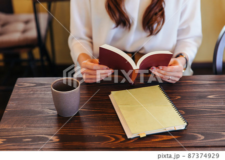 読書する女性の手元　reading 87374929