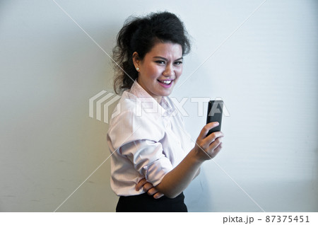 Business woman angry and make a call on white background 87375451