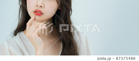 メイクアップしたロングヘアーの女性 87375486