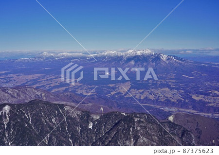 冬の甲斐駒ヶ岳山頂からの八ヶ岳連峰 冬の甲斐駒ヶ岳山頂からの八ヶ岳連峰 87375623