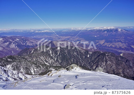 冬の甲斐駒ヶ岳山頂からの八ヶ岳連峰と美ヶ原・霧ヶ峰 87375626