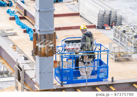 鉄骨工事 柱の継手 エレクションピース 現場溶接部 仮固定 高所作業車 鉄骨工事 柱の継手 エレクションピース 現場溶接部 仮固定 高所作業車 87375790